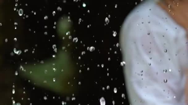 Романтичний Час Під Дощем Пара Ділиться Романтичними Моментами Під Дощем — стокове відео