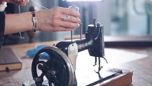 Старая Швейная Машинка Закрытие Швейной Машинки Ниток — стоковое видео