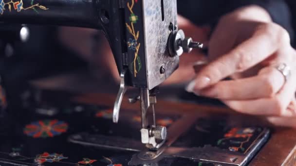 Женщина Швейной Машинке Креативный Швейник Работающий Нитками Швейной Машинке — стоковое видео