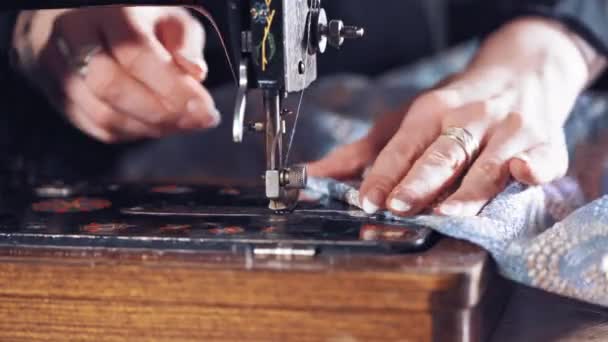 Naaister Naait Kleren Machine Sluiten Van Naaimachine Kledingstuk — Stockvideo