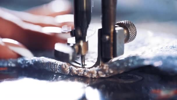 Mão Velha Máquina Costura Seamstress Fazendo Novo Conceito Vestuário — Vídeo de Stock