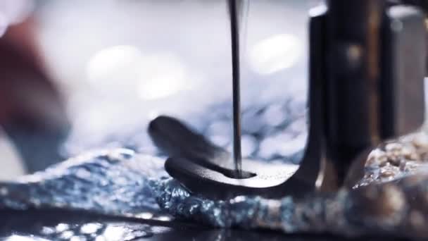 Швейная Машина Тканью Ниткой Вид Производственной Линии Швейной Машины — стоковое видео