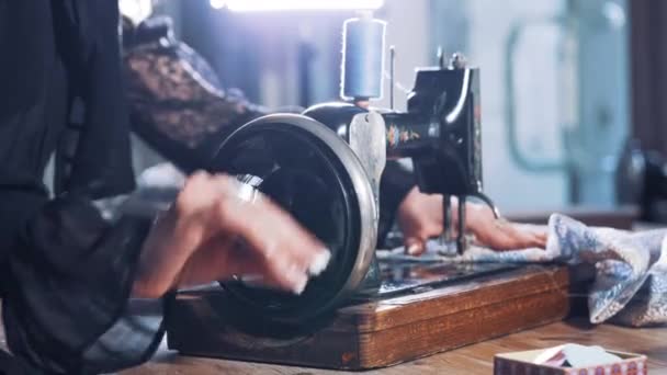 Швея Старой Швейной Машинкой Крупный План Работы Швеи Швейной Машинке — стоковое видео