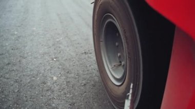 Yol inşaatı sırasında bir silindir. Yeni yol inşaatında çalışan yol silindirleri