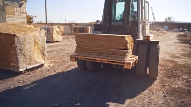 Een Lader Met Een Marmeren Blok Sluiten Van Hefvorken Hefpallet — Stockvideo