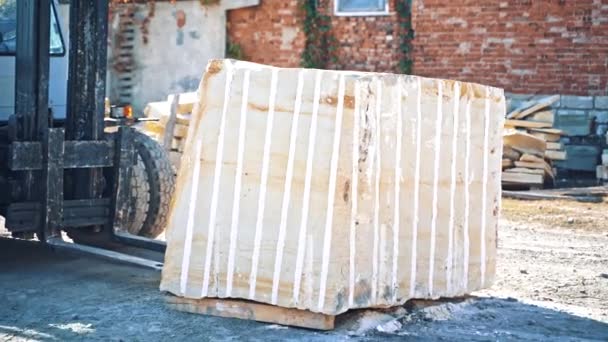 Carretilla Elevadora Cargando Mármol Carretilla Elevadora Con Gran Pieza Mármol — Vídeo de stock