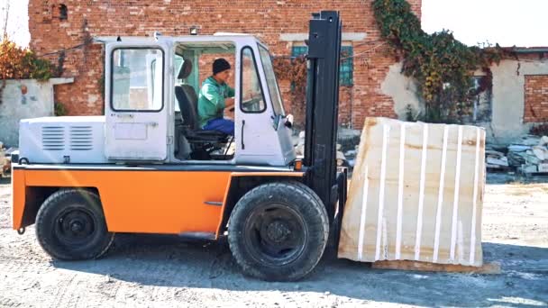 Gaffeltruck Kör Vid Stenbrottet Gaffeltruckförare Lastar Marmorn Vid Stenbrottet — Stockvideo