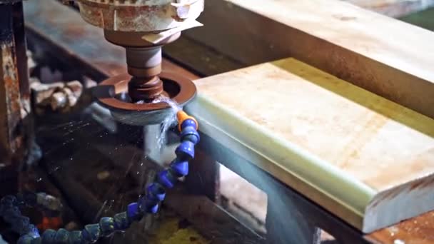 Öğütücü Mermer Kesiyor Granit Kesmek Için Kullanılan Dairesel Testerenin Ayrıntıları — Stok video