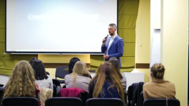 Konferans odasında insanlar var. Girişimciler ve iş adamları modern toplantı odasında konferans veriyorlar.