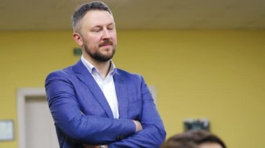 Konferanstaki iş adamı portresi. Konferans toplantısında başarılı genç adam görüntüsü