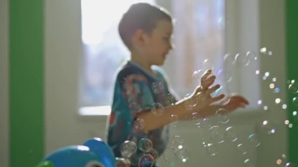 Chico Jugando Con Burbujas Retrato Emocional Del Niño Alegre Riendo — Vídeo de stock