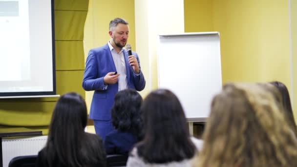 Fale Sala Conferências Palestrante Dando Uma Palestra Sala Conferências Evento — Vídeo de Stock