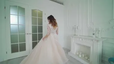 Profesyonel makyajlı bir kadın portresi. Gelinlikli mankenin stüdyo içi görüntüsü.