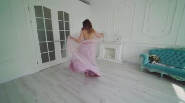 Klasik, genç, muhteşem gelin. Stüdyo odasında dans eden gülümseyen genç gelinin görüntüsü