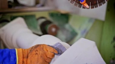 Taş imalatı atölyesi. Doğal taşı işlemek için kullanılan bir makineyle gösteri odası.