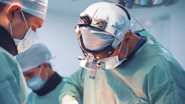 Ιατρική Ομάδα Βοηθά Ασθενή Χειρουργός Την Ομάδα Του Εκτελεί Χειρουργική — Αρχείο Βίντεο