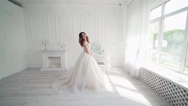 Luxusní Nevěsta Šatech Portrét Krásné Nevěsty Proti Oknu Uvnitř — Stock video