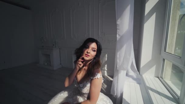 Mladá Nevěsta Svatebních Šatech Luxusní Model Při Pohledu Zrcadlo Sedí — Stock video