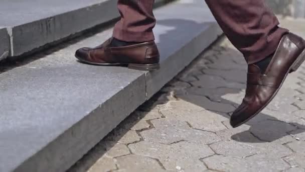 Adamı Dışarıda Yürüyor Merdivenlerden Çıkan Adamının Bacaklarını Kapat — Stok video