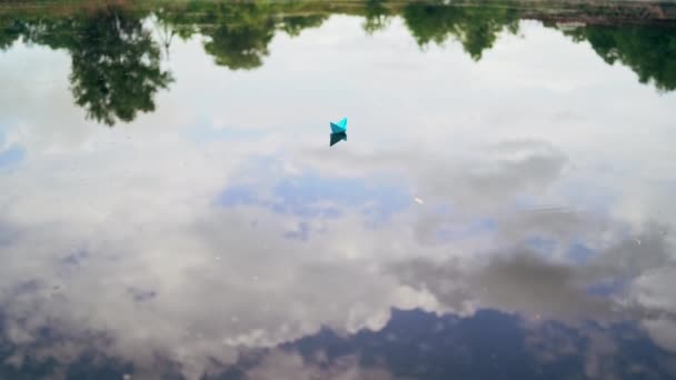 Barco Papel Rio Barco Papel Navegando Longo Rio — Vídeo de Stock