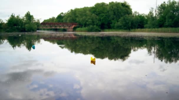 Toy Łódź Papieru Wodzie Widok Łódki Papierowej Pływającej Wodzie — Wideo stockowe