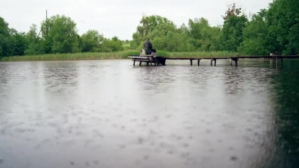 Horgászni Tónál Horgászok Visszapillantása Mólón Esőben — Stock videók