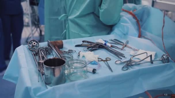 Vybavení Nemocniční Místnosti Zavřít Pohled Lékařské Nástroje Stole — Stock video