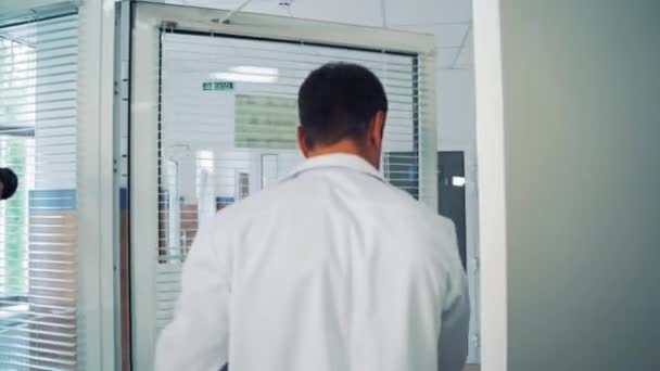 Doctor Abriendo Puerta Del Hospital Vista Trasera Dos Médicos Entrando — Vídeos de Stock