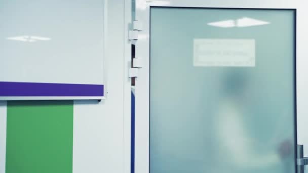 医者が部屋に入る 診療室に入る医師の様子 — ストック動画