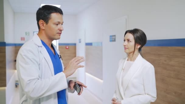 医生在医院里行走 两名医生在医院走廊谈话 — 图库视频影像