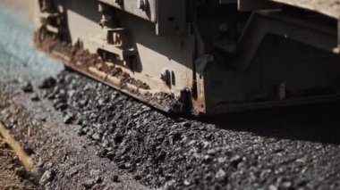 Asfalt ile yol silindiri yapıyor. Asfalt kaplamasını asfalt kaldırma makinesiyle onar