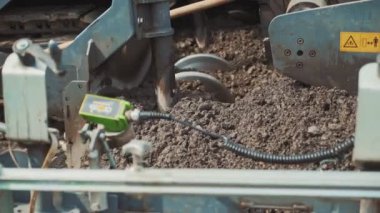 Şehirde asfalt döşemek. Asfalt yerleştirme makinesi şehir yolunda çalışıyor