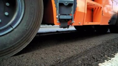 Yeni asfalt yol yapım aşamasında. İnşaatın durdurulması ticari tamir ekipmanları ile çalışır