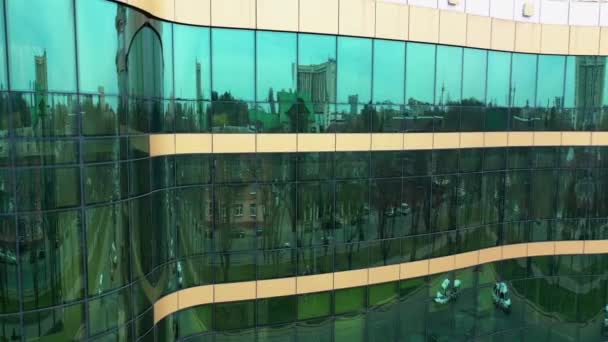 Fachada Edificio Cristal Moderno Superficie Del Edificio Vidrio Con Reflejo — Vídeo de stock