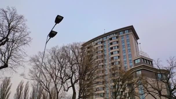 Edificio Apartamentos Con Asimétrica Escalera Escalón Arquitectura Ciudad Centro — Vídeos de Stock