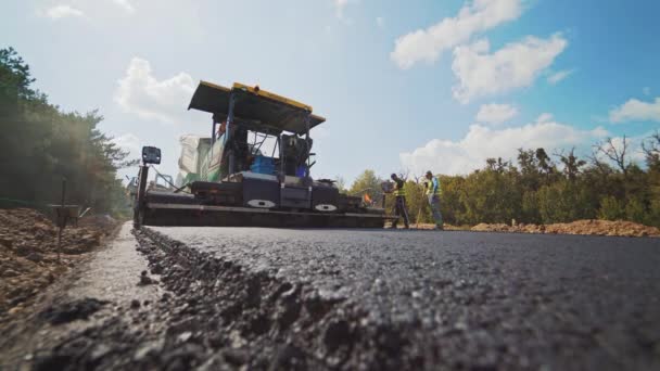 田舎のアスファルトの修理 アスファルト道路の建設 蒸気ローラーでの建設 — ストック動画