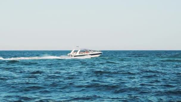 Pequeno Navio Cruzeiro Com Passageiros Pequeno Ferry Com Passageiros Que — Vídeo de Stock
