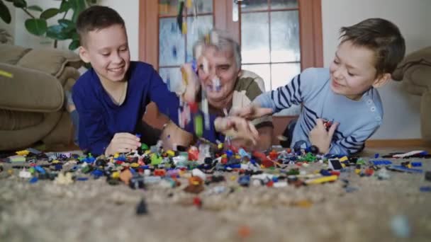 Kinderen Spelen Met Lego Grappige Kinderen Spelen Lego Met Ouders — Stockvideo