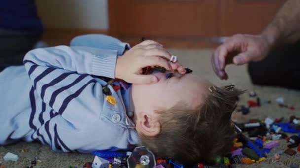 Familia Jugando Con Constructor Vista Cerca Caída Lego Interior Del — Vídeo de stock