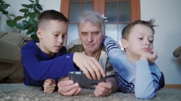 Familia Pasa Tiempo Juntos Abuelo Divertido Nietos Usando Teléfono Móvil — Vídeos de Stock