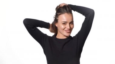 Arka planda yalnız poz veren kadın. Sağlıklı saçlı, esmer, güzel bir kadının portresi.