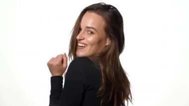 Kadın manken pozu. İzole edilmiş beyaz arka planda gülümseyen dost canlısı bir kadın portresi