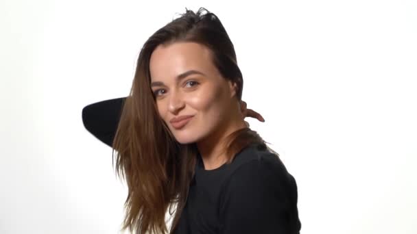 Krásná Mladá Žena Studiu Portrét Krásné Usmívající Ženy Pózující Izolované — Stock video