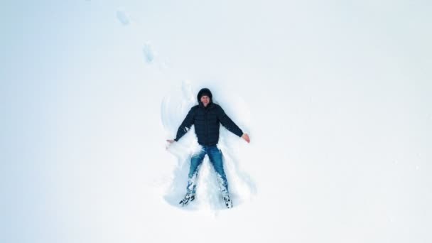 Hombre Adulto Haciendo Ángeles Nieve Vista Ángulo Alto Del Hombre — Vídeos de Stock