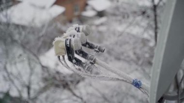 Donmuş uydu anteni. Kar, çanak anten ve alıcının başını tipide kapladı