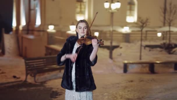 ストリートアーティストのヴァイオリニストの女の子 若いエレガントな女性バイオリニスト演奏バイオリン路上で夜 — ストック動画