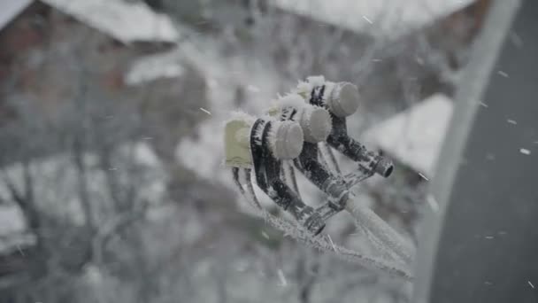 雪の中で衛星料理 屋外で雪の冬にフロントコテージの壁に吊るされた衛星料理 — ストック動画
