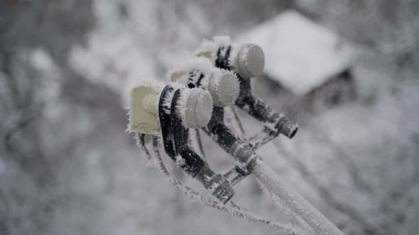 Заморожена Супутникова Тарілка Супутникова Тарілка Снігу Фоні Міста — стокове відео