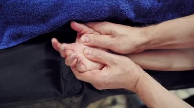 Spa tedavisinde vücut bakımı. Sağlık merkezinde el masajından hoşlanan bir kadın.