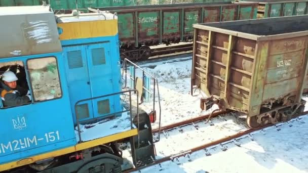 带集装箱的货运列车月台 混装货运列车在月台上的情景航景 — 图库视频影像